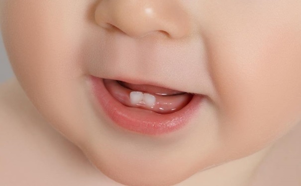 宝宝出牙低烧应该怎么处理？